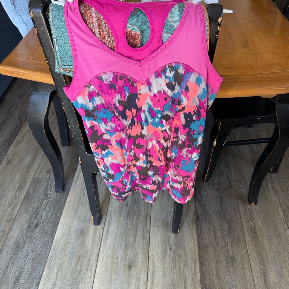 Women’s Large Vibrant Pink and Multicolor Women's Exercise Top with shelf bra